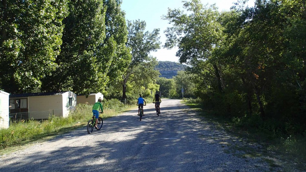 Links der Campingplatz, geradeaus die ersten Felsen