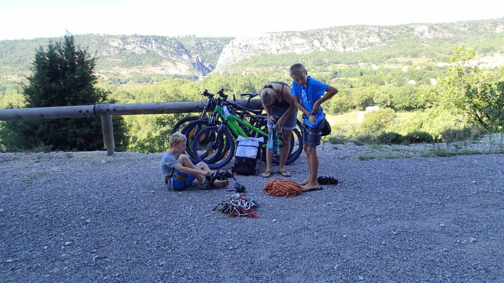 Mit dem Bike bis zu den Felsen. Gegenüber sieht man die Schlucht und im Anschluss die ostseitigen Klettergebiete