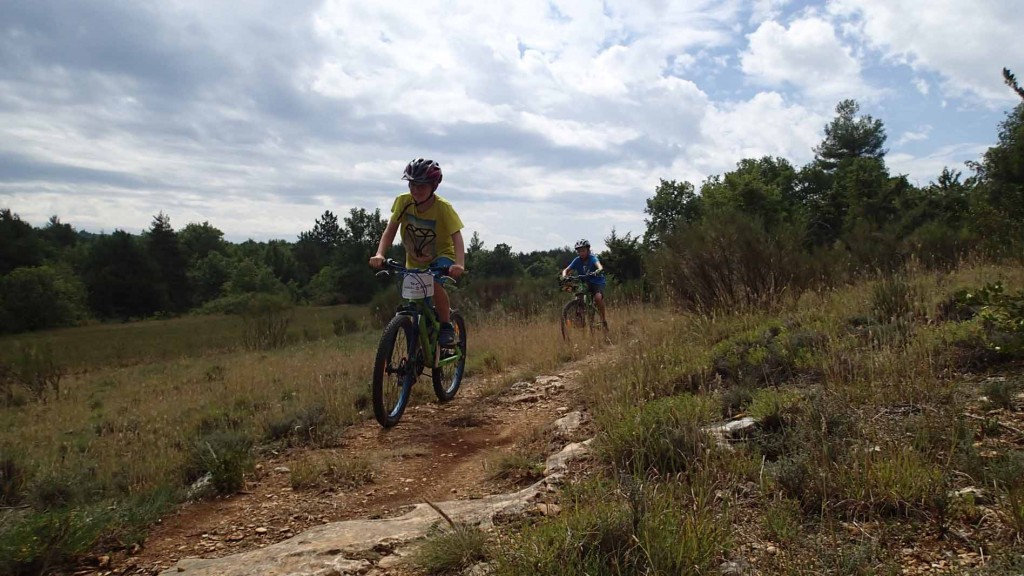 Nette Single Trails nicht zu steil aber auch nicht zu unterschätzen.