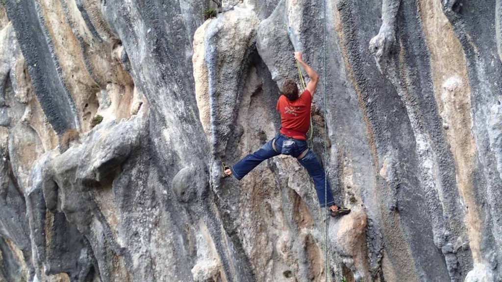 rechts einhängen, links vorbei klettern