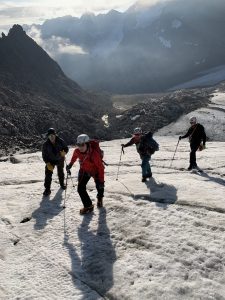 Am Gletscher mit den Steigeisen unterwegs.